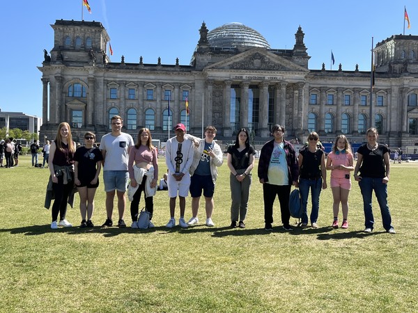 Gruppe junger Menschen vor dem Reichstagsgebäude